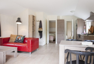 Vue intérieure du Chalet avec Véranda au Holiday park Witterzomer, Pays-Bas, avec mobilier moderne.