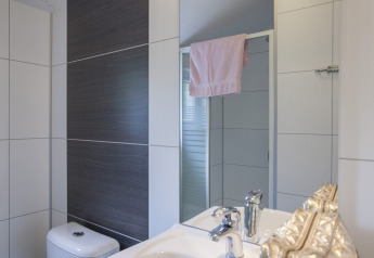 Bagno nello Chalet con Veranda al Holiday park Witterzomer, Paesi Bassi, con design moderno e pulito.