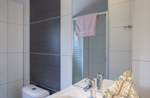 Badkamer in Chalet met Veranda op Holiday park Witterzomer in Nederland, modern tegelwerk aanwezig.