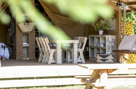 Safari-Zelt im Holiday Park Witterzomer, Niederlande, mit Holzmöbeln und gemütlicher Atmosphäre.