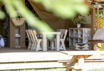 Tenda safari all’Holiday park Witterzomer, Paesi Bassi, con arredi rustici in legno e atmosfera accogliente.