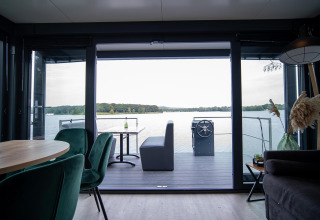 Modernes Hausboot an der Marina Mookerplas mit Blick vom Wohnzimmer auf den See, Niederlande.