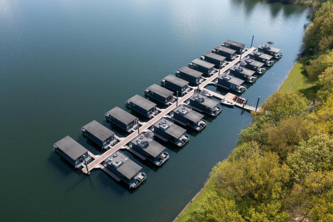 Vue aérienne de Houseboat Marina Mookerplas aux Pays-Bas, alignement de péniches le long d'une jetée.