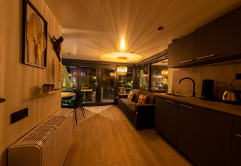 Interni accoglienti di una houseboat moderna a Marina Mookerplas, Paesi Bassi, con cucina e illuminazione soffusa.