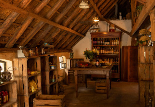 Negozio rustico con scaffali in legno e bottiglie a Landgoed Volenbeek, Gelderland, Paesi Bassi.