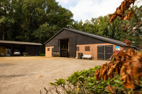 Scheune und Umgebung im Feather Down Landgoed Volenbeek Ferienpark in Gelderland, Niederlande, im Bild.