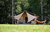 Tienda safari Villatent Nomad con hamaca exterior en Recreatieoord Wilhelm Tell en Bélgica.