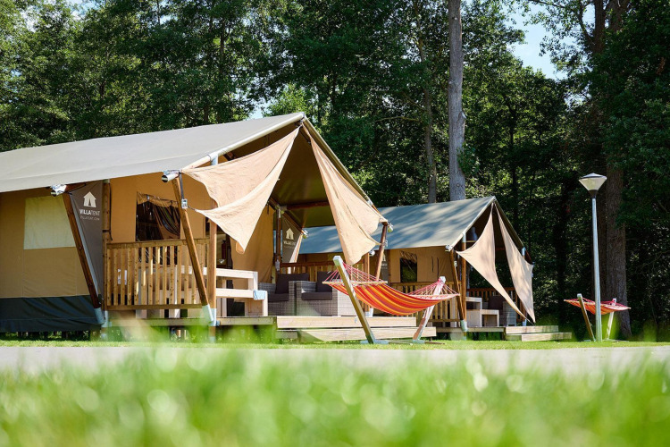 Zwei Villatent Nomad Safari-Zelte mit Veranda und Hängematten im Recreatieoord Wilhelm Tell, Belgien.