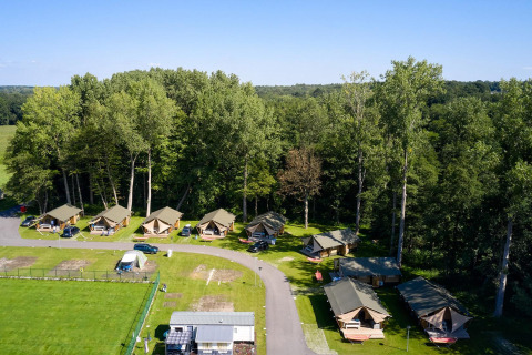 Vista aérea de las tiendas safari Villatent Nomad en Recreatieoord Wilhelm Tell, rodeadas de bosque en Bélgica.