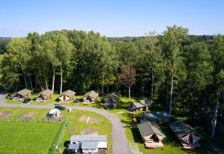Vista aérea de las tiendas safari Villatent Nomad en Recreatieoord Wilhelm Tell, rodeadas de bosque en Bélgica.