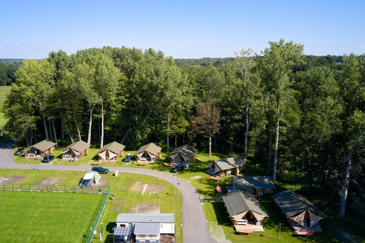 Luchtfoto van Villatent Nomad safaritenten bij Recreatieoord Wilhelm Tell, omgeven door bos in België.