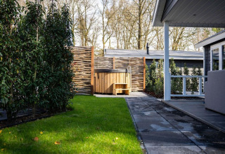 Vista exterior de Heuvelrug Cottage con jacuzzi privado y jardín en De Thijmse Berg, Países Bajos.