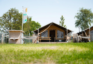 Tienda safari Villatent Compact con baño privado, hamacas y zona verde en un día soleado