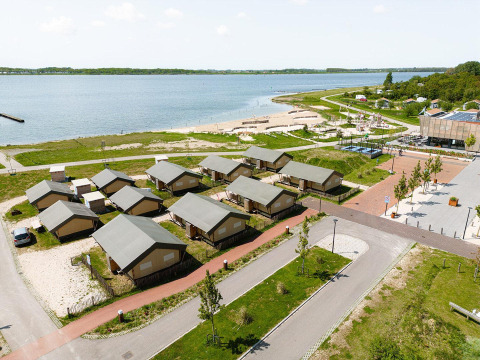 Vista aérea de tiendas Villatent Compact con baño privado, junto al lago y playa, parque infantil cerca.