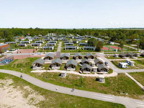 Vista aérea de Villatent Compact + con baños privados, tiendas safari y modernas casas de vacaciones verdes.