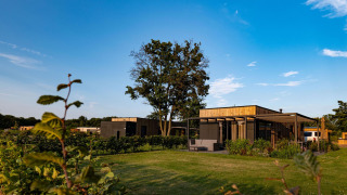 Vista exterior de la villa vacacional Amalia en Hofparken Wiltershaar, Países Bajos, rodeada de naturaleza.