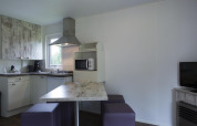 Compacte keuken en eetruimte in Forest lodge bij Veluwecamping De Pampel, Nederland, met moderne inrichting.