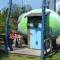 Gezin zit buiten bij Dreaming in a Dragon's Egg op Veluwecamping 't Schinkel in Nederland.