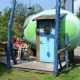 Gezin ontspant bij de Dreaming in a Dragon's Egg pod op Veluwecamping 't Schinkel in Nederland.