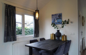Comedor moderno en una cabaña de EuroParcs Noordwijkse Duinen, Países Bajos, con decoración elegante.