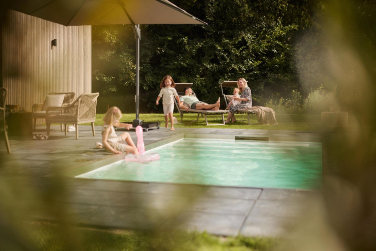 Familie genießt den Poolbereich im Unbrick One Family | Sauna und Pool bei De Weelderik, Niederlande.