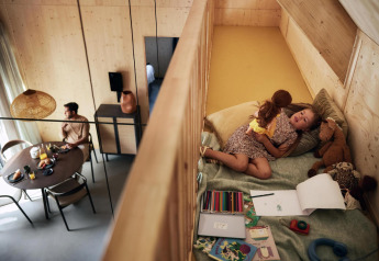 Vista interior de una cabaña familiar en Unbrick One Family | Sauna y piscina en De Weelderik, Países Bajos.