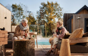 Älteres Paar genießt Wein bei Unbrick One | Sauna und Pool im De Weelderik, Niederlande, Terrasse.