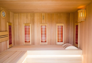 Intérieur moderne de sauna infrarouge en bois à Unbrick One | Sauna et piscine à De Weelderik, Pays-Bas.