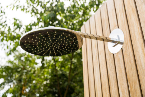 Regenduschkopf im Freien an einer Holzvertäfelung bei Unbrick One | Sauna und Pool in De Weelderik, Niederlande.