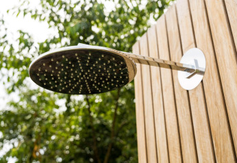 Doccia esterna con soffione rotondo e pannelli in legno a Unbrick One | Sauna e Piscina a De Weelderik, Paesi Bassi.