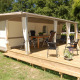 Safari-Glampingzelt Cahors bei La Draille in Frankreich, mit Terrasse, Gartenmöbeln und Naturkulisse.