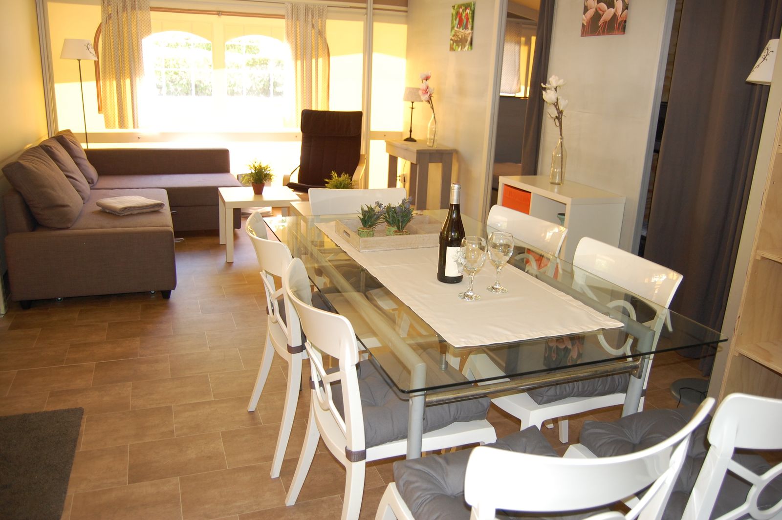 Interieur van Glampingtent Cahors bij La Draille in Frankrijk met eettafel en zithoek.