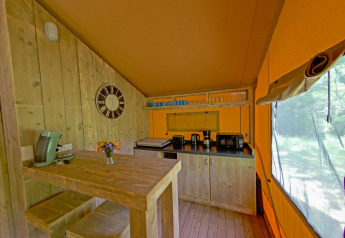 Küchenbereich im Lodgetent Brive auf La Draille, Frankreich, mit Holzinterieur und Kaffeemaschine.