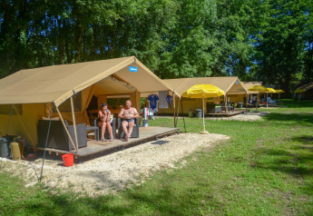 Vakantiecamping bij safaritent Lodgetent St. Emilion Deluxe op La Draille in Frankrijk met ontspannen gasten.