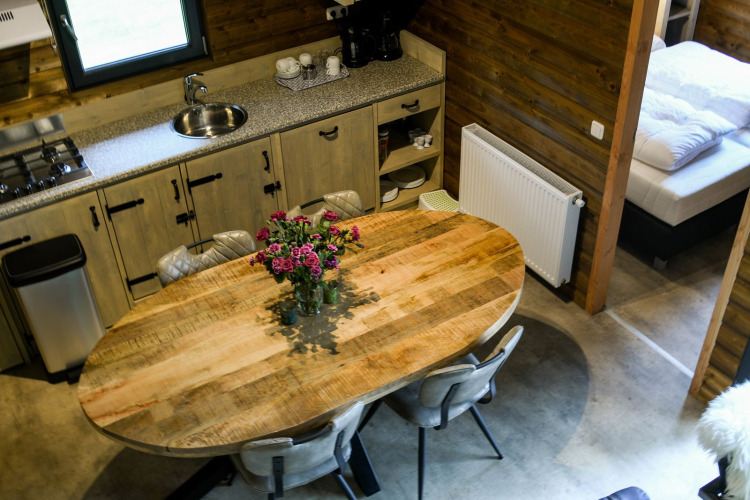 Luftaufnahme einer Küche und Essecke in der River Lodge bei Camping de Koeksebelt in den Niederlanden.