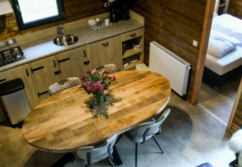 Vista aérea de cocina y comedor en River Lodge en Camping de Koeksebelt, Países Bajos.