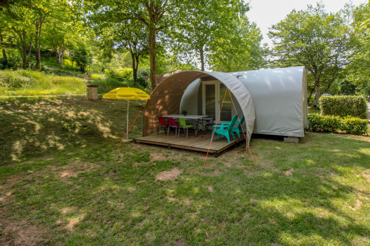 Safari-Zelt Le Petit Chateau bei La Draille in Frankreich, mit Terrasse, Stühlen und viel Natur.