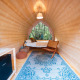 Premium Solo Panoroma Pod bij RØSTIG in Nederland met houten interieur en zicht op het bos.