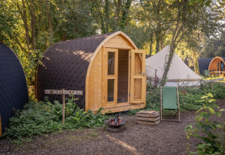 Premium - Solo Panorama Pod presso RØSTIG nei Paesi Bassi con casetta in legno, tenda e alberi.