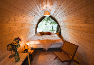 Premium Duo Panorama Pod en RØSTIG, Países Bajos, con paredes de madera, cama cómoda y vista al lago.