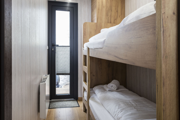 Lits superposés en bois moderne sur Houseboat 'Iere Fügel' à Welcome In - Friesland, Pays-Bas.