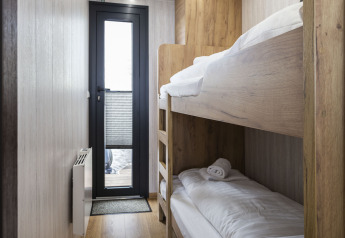 Literas modernas de madera en la casa flotante 'Iere Fügel' en Welcome In - Friesland, Países Bajos.