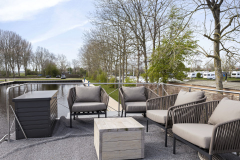 Coin salon sur le toit du houseboat 'Iere Fügel' à Welcome In - Friesland, aux Pays-Bas, près de l'eau.