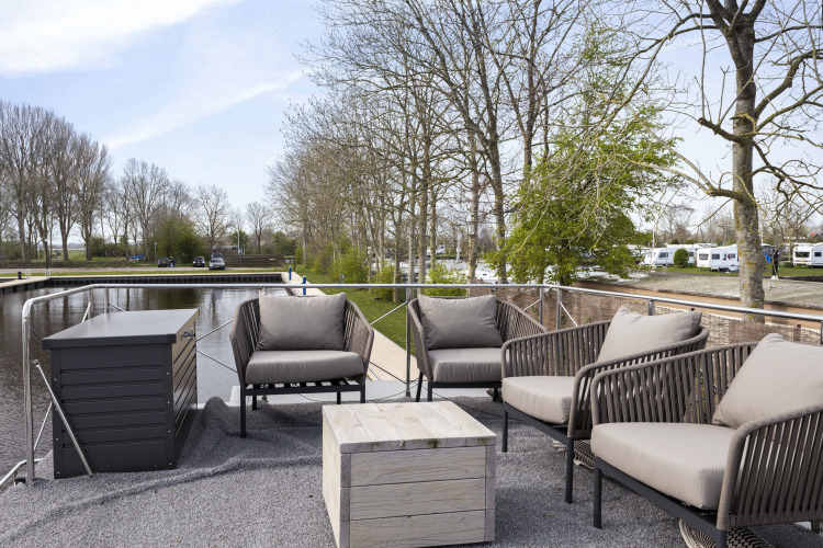 Zona de estar en la azotea de la casa flotante 'Iere Fügel' en Welcome In - Friesland, Países Bajos.