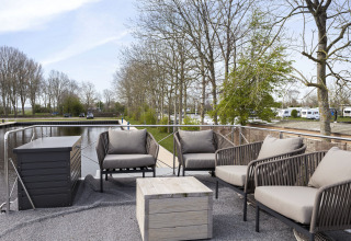 Sitzbereich auf dem Dach der Hausboot 'Iere Fügel' bei Welcome In - Friesland, Niederlande, mit Aussicht.