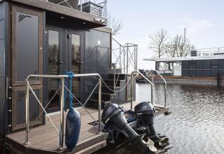 Casa flotante 'Iere Fügel' en Welcome In - Friesland, Países Bajos, con motores Yamaha junto al agua.