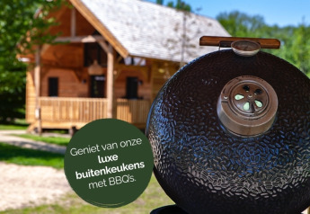 Barbecue e lodge glamping di lusso nella natura, con cucina esterna per un'esperienza esclusiva.