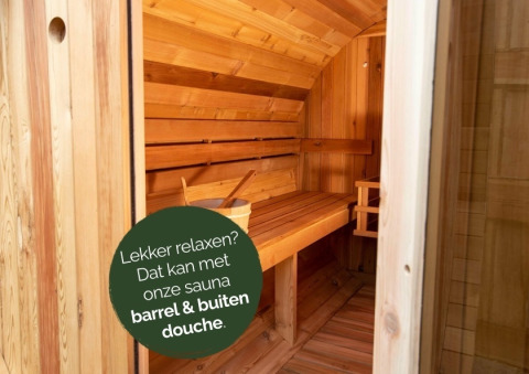 Sauna de madera con banco y cubo, ideal para relajarse en glamping. Texto promocional en holandés.