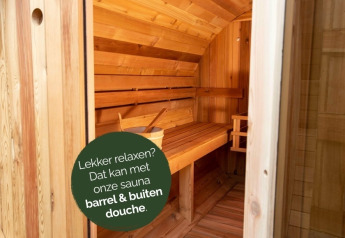 Houten barrelsauna met zitbank en emmer, ideaal voor relaxen bij glamping. Promotekst in het Nederlands.