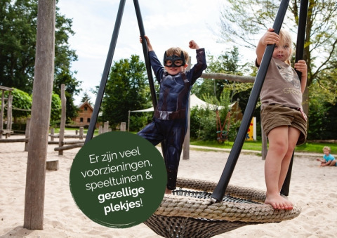 Des enfants jouent sur une aire de jeux dans un hébergement glamping avec de nombreux équipements et coins cosy.